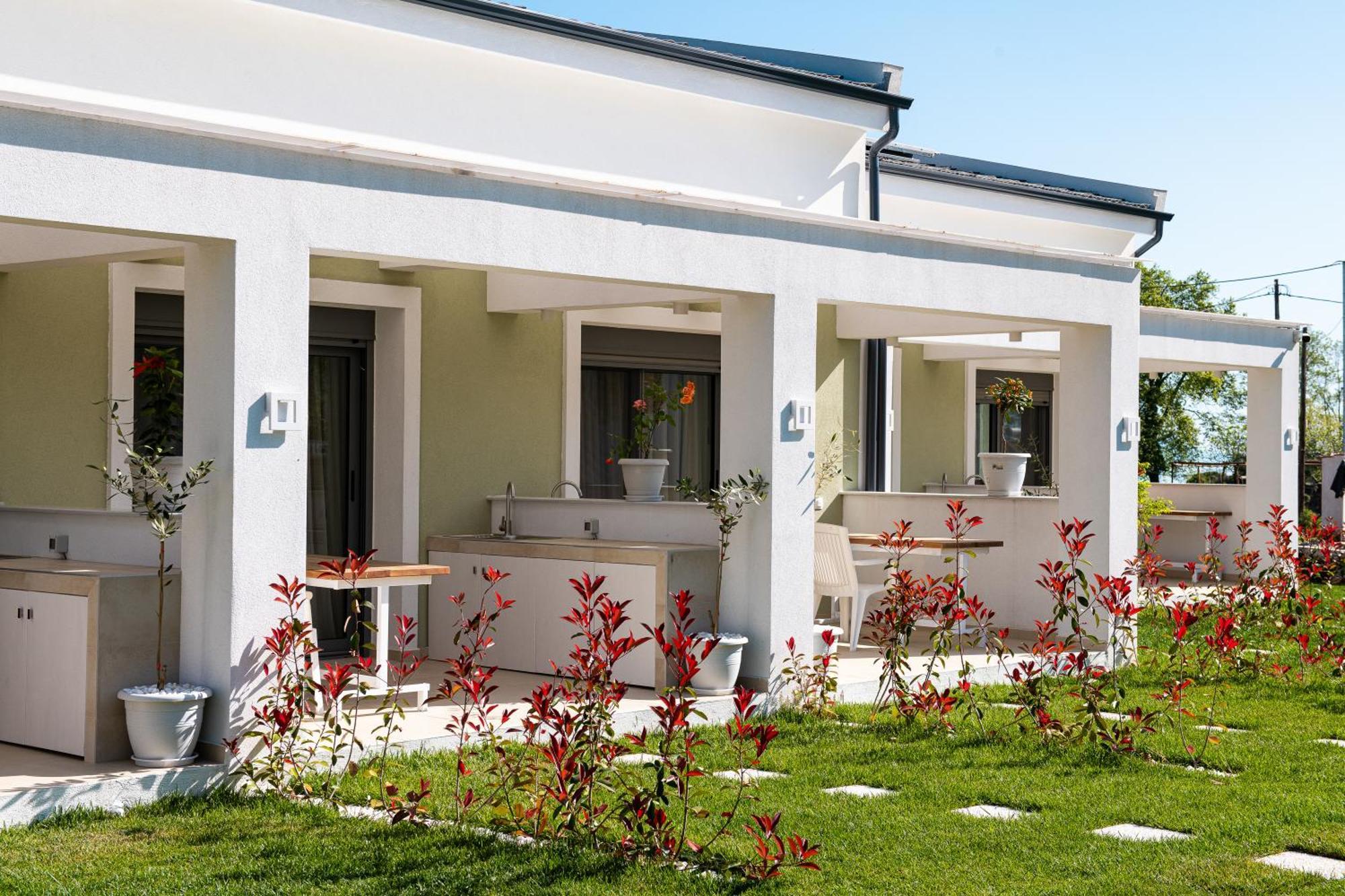 Theros Serenity Apartment *